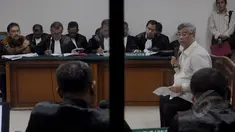 Terpidana korupsi Akil Mochtar menjadi saksi dalam sidang lanjutan kasus Pilkada Tapanuli Tengah di Pengadilan Tipikor, Jakarta, Senin (13/4/2015). Bonaran Situmeang didakwa menyuap Akil Mochtar Rp. 1,8 miliar. (Liputan6.com/ Andrian M Tunay)