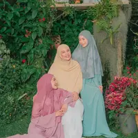 Dewi Sandra lewat brand busana muslimnya Doa memberikan tutorial 1 bergi 3 gaya yang bisa dipakai segala acara dari kasual sampai formal. [Foto: @doa.indonesia]