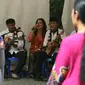 Vokalis dari kelompok Keroncong Tugu melantunkan lagu di TPS 04 Gambir, Jakarta Pusat, Rabu (19/4). Sekelompok pemusik keroncong dihadirkan di depan TPS untuk menghibur warga yang mencoblos pada Pilkada DKI 2017. (Liputan6.com/Angga Yuniar)