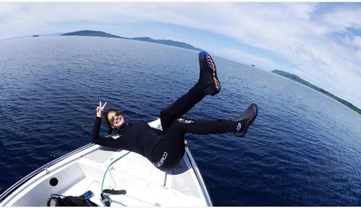 Diatas kapal, Pevita menyempatkan untuk mengabadikan saat menggunakan seragam sebelum menyelam. (Bintang.com/@pevpearce)