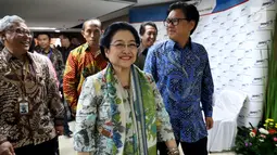 Presiden ke-5 Megawati Soekarnoputri saat tiba menghadiri Dialog Nasional di gedung BPPT, Jakarta, Rabu (9/5). Dialog ini bertema "Meningkatkan Inovasi Iptek untuk Mendorong Industri Dalam Negeri Mewujudkan Ekonomi Pancasila". (Liputan6.com/JohanTallo)