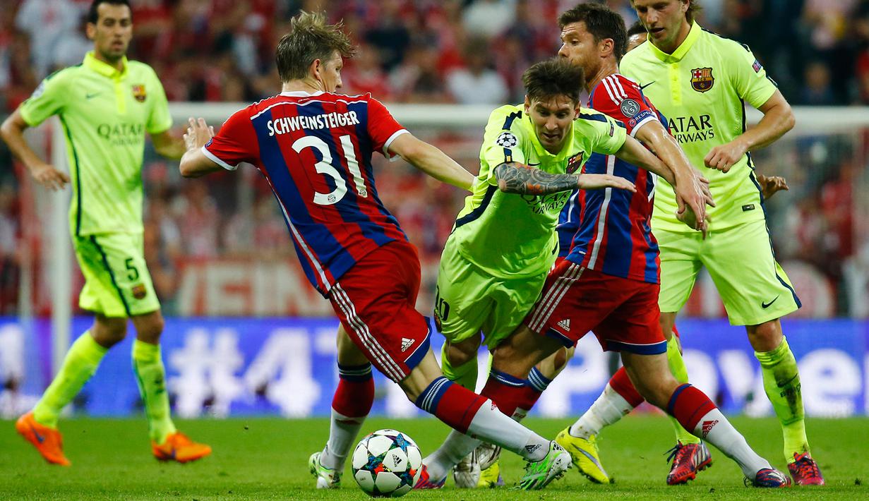 Duel panas terjadi di leg kedua Semifinal Liga Champions antara Bayern Muenchen dengan Barcelona di Allianz Arena, Jerman, Rabu (13/5/2015). Bayern Muenchen menang 3-2 atas Barcelona.  (Reuters/Kai Pfaffenbach)