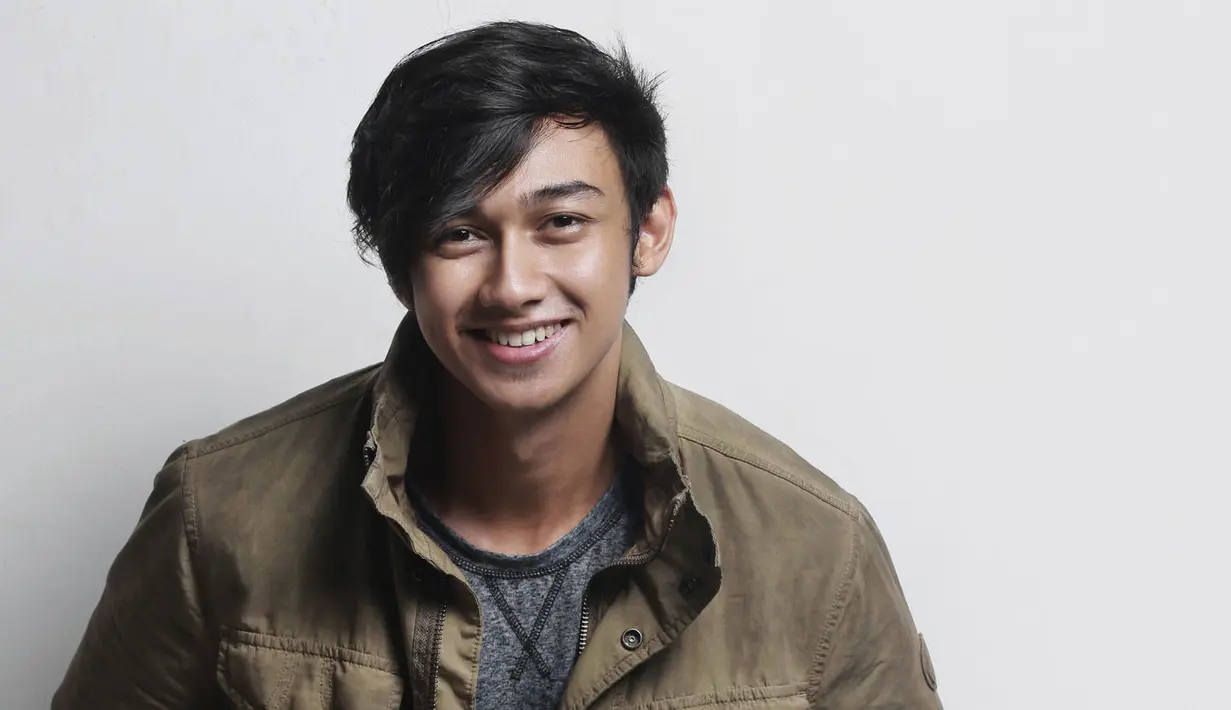 Setelah lulus SMA, Hito melanjutkan kuliah di Universitas Bina Nusantara. Bahkan, setelah itu ada hal lain yang dalam kehidupannya. Yaitu membahagiakan orang tua. Sesudahnya, ia baru mempersiapkan untuk nikah. (Adrian Putra/Bintang.com)