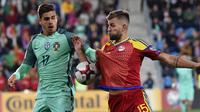 Striker Portugal, Andre Silva, berebut bola dengan pemain Andorra, Moises San Nicolas, pada laga lanjutan Kualifikasi Piala Dunia 2018, di Stadium Andorra la Vella, Minggu (8/10/2017) dini hari WIB. (AFP/Pascal Pavani).