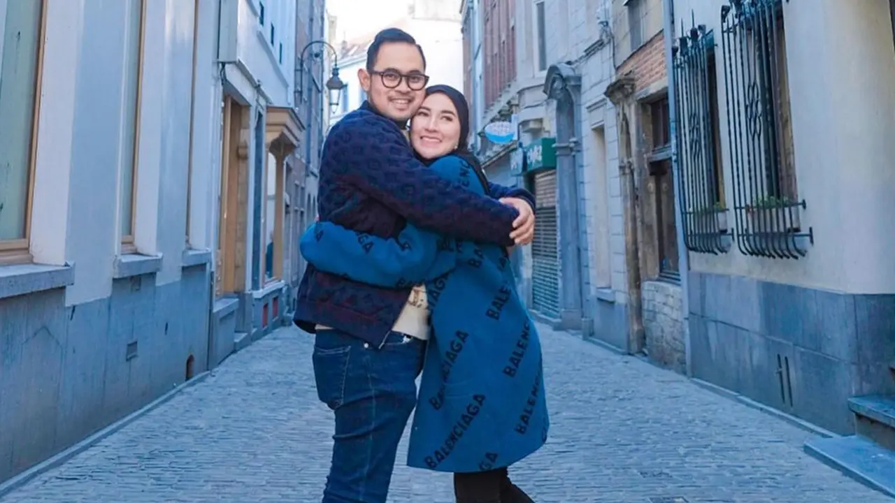 FOTO: Gaya Gilang Juragan 99 dan Istri Pakai Outfit Senada, Selalu Romantis