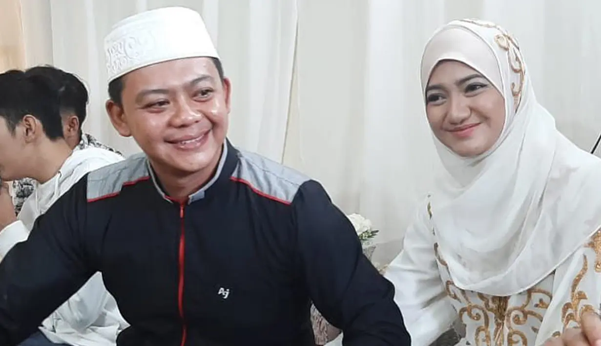 Memakai hijab dan baju muslim berwarna putih membuat aura positifnya terpancar. Pada upacara pengucapan syahadat, Marcella Simon didampingi oleh pria yang bernama Indra.(Liputan6.com/IG/@marcella_simon)