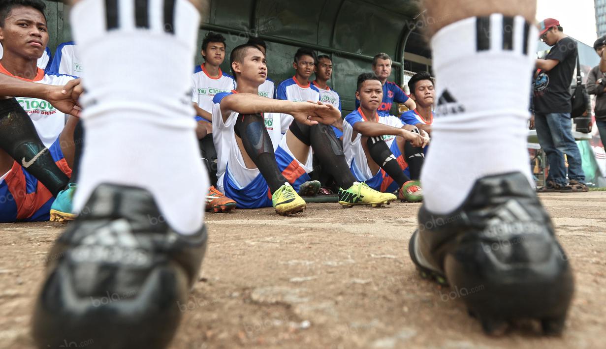 Para Pemain Dream Team B serius mengikuti arahan pelatih sebelum bertanding pada ajang United Way Coaching Clinic bersama You C1000 di Stadion Soemantri Brojonegoro, Jakarta, Sabtu (7/5/2016). (Bola.com/Nicklas Hanoatubun)