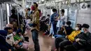 Sejumlah penumpang naik kereta rel listrik (KRL) di Stasiun Manggarai, Jakarta, Kamis (19/5/2022). PT Kereta Commuter Indonesia (KAI Commuter) membuat aturan baru tentang perjalanan KRL di wilayah Jabodetabek, yakni menambah kapasitas penumpang menjadi 80 persen. (Liputan6.com/Faizal Fanani)