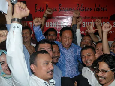 Relawan Jokowi dari sejumlah komunitas menggendong Sutiyoso (tengah) saat acara deklarasi dukungan kepada Ketum PKPI tersebut sebagai calon Kepala Badan Intelijen Negara (BIN), di Jakarta, Kamis (25/6/2015). (Liputan6.com/Johan Tallo)