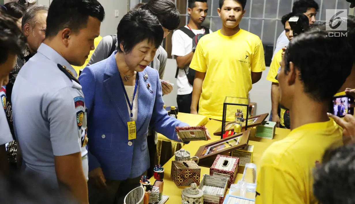 Menteri Kehakiman Jepang Yoko Kamikawa melihat hasil kerajian dari tahanan Lapas di Cipinang, Jakarta, Sabtu (9/9). Pada kunjungannya Menteri Yoko tertarik pada bagaimana tahanan lapas dapat memproduksi berbagai kerajinan. (Liputan6.com/Angga Yuniar)