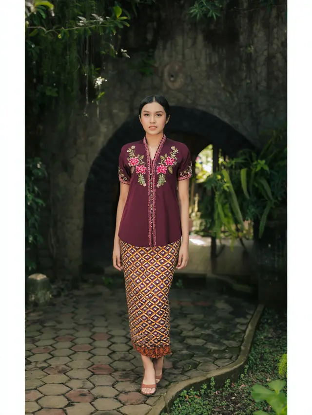 Kebaya Lengan Pendek Klasik Kombinasi Batik