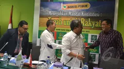 Ketua Fraksi PKB DPR RI, Helmy Faishal Zaini (kanan) saat tiba dalam diskusi "Meneguhkan Mandat Konstitusi: Tanah Untuk Rakyat" di Ruang Fraksi PKB, Senayan, Jakarta, Rabu (25/3/2015).(Liputan6.com/Andrian M Tunay)