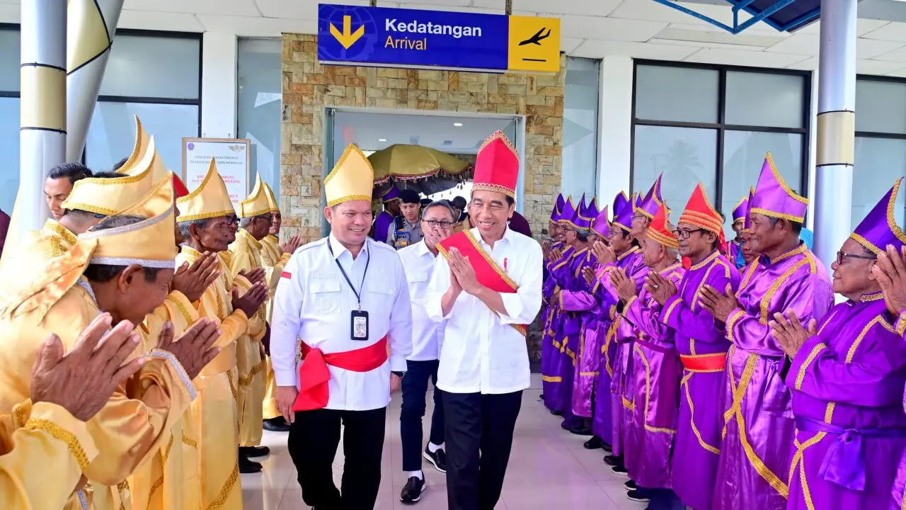 Presiden Jokowi dan Bupati Kepulauan Talaud Elly Engelbert Lasut diterima masyarakat Kabupaten Kepulauan Talaud, Sulut.