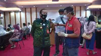 Gubernur Sulawesi Tengah, Longki Djanggola (kanan) saat memantau pengambilan sampel swab pegawai Pemprov Sulteng, Jumat (2/10/2020) usai Asisten II Pemprov Sulteng dinyatakan positif Covid-19. (Foto: Humas Pemprov Sulteng).