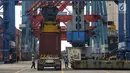 Suasana bongkar muat peti kemas di Pelabuhan Tanjung Priok, Jakarta, Selasa (19/3). Memasuki Era Baru Pelabuhan, IPC berkomitmen untuk mendukung program pemerintah guna menjadikan Indonesia sebagai poros maritim dunia. (Liputan6.com/Johan Tallo)