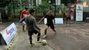 Aksi peserta 3 on 3 Futsal Challenge Road to BPL saat melakukan pemanasan. (Liputan6.com/Abdul Aziz Prastowo)