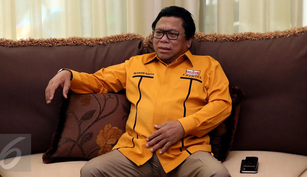 Oesman Sapta Odang memberikan keterangan pers di kediamannya, Jakarta, Kamis (22/12).Oesman Sapta Odang resmi menggantikan posisi Wiranto sebagai Ketua Umum Partai Hanura. (Liputan6.com/Johan Tallo)