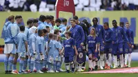 Para pemain starting XI Chelsea dan Manchester City saling bersalaman jelang dimulainya laga semifinal Piala FA 2023/2024 di Wembley Stadium, London, Sabtu (20/4/2024). (AP Photo/Ian Walton)