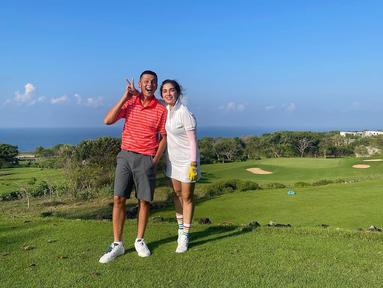 Andhika Pratama dan Ussy Sulistiawaty termasuk pasangan artis yang tak sungkan mengumbar kemesraan di setiap kesempatan. Main golf bareng, pasangan yang dikaruniai banyak anak ini tak lupa pamer potret romantis. (instagram/@ussypratama)
