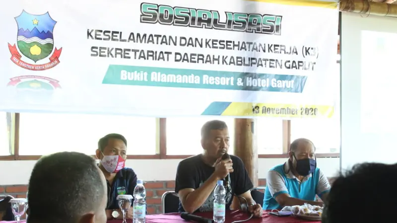 Sekretaris Daerah Garut Zat-zat Munazat, tengah mensosialisasikan pentingnya K3 dalam upaya menekan penyebaran covid-19 di lingkungan pemerintahan Garut.