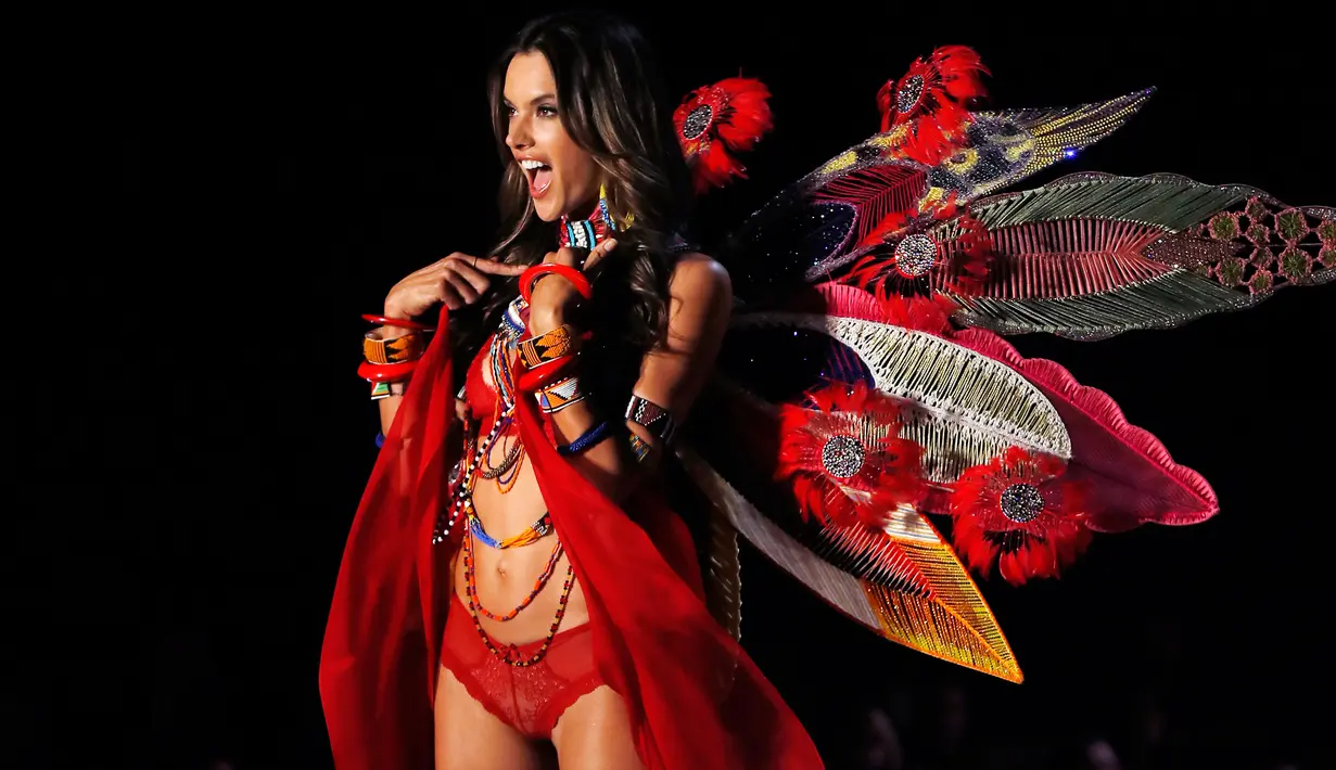Alessandra Ambrosio berpose di atas catwalk menampilkan lini pakaian dalam selama Victoria's Secret Fashion Show 2017 di Shanghai, Senin (20/11). Alessandra telah berjalan untuk peragaan Victoria's Secret sejak usia 19 tahun pada 2000 lalu. (AP/Andy Wong)