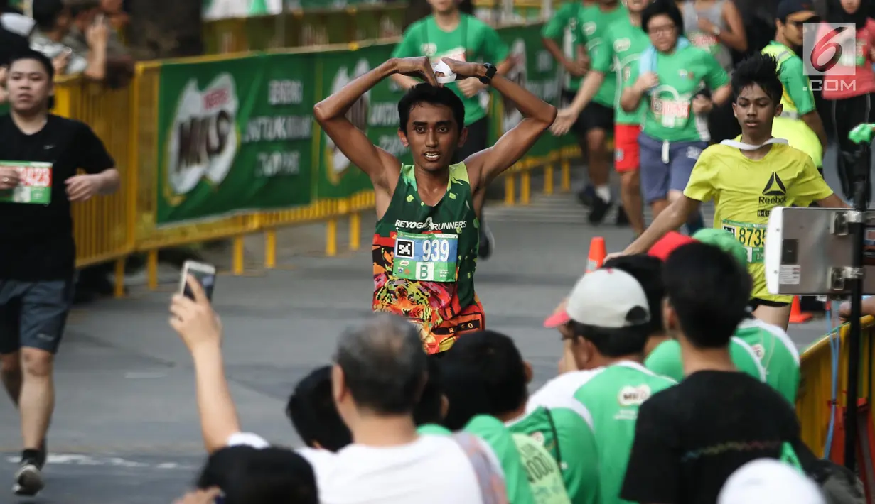 Ekpresi peserta Lomba lari MILO Jakarta International 10K 2017 saat sampai di garis finis, Jakarta, Minggu (23/7). MILO Jakarta International 10K 2017 melombakan tiga kategori yakni 10K, 5K dan Family Run 1,7K. (Liputan6.com/Faizal Fanani)