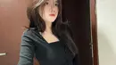 Dikenal berkat kecantikannya dan tubuhnya yang langsing, Kayess kini terlihat pede pamer perut buncit. Wanita 23 tahun ini sebentar lagi jadi ibu. Kayess berpose sendiri di depan cermin, mengenakan pakaian hitam yang memperlihatkan perut hamilnya. (Liputan6.com/IG/@ewkharis)