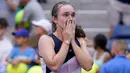 Reaksi Daria Snigur usai mengalahkan Simona Halep pada putaran pertama kejuaraan tenis US Open 2022 di New York, Amerika Serikat, Senin (29/8/2022). Selama putaran pertama, Snigur menyingkirkan Halep dengan memenangi enam dari delapan gim pertamanya. (AP Photo/Seth Wenig)