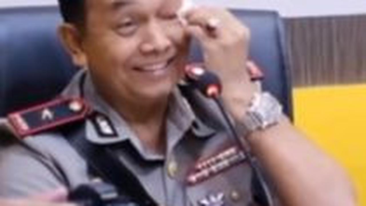 Gelak tawa semakin riuh, tak terkecuali sang komandan. <br>