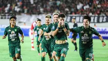 Pemain Persebaya Surabaya, Bruno Moreira, melakukan selebrasi setelah mencetak gol ke gawang Persis Solo dalam lanjutan BRI Liga 1 2023/2023 di Stadion Manahan, Sabtu (1/7/2023) malam WIB. (Bola.com/Aditya Wany)