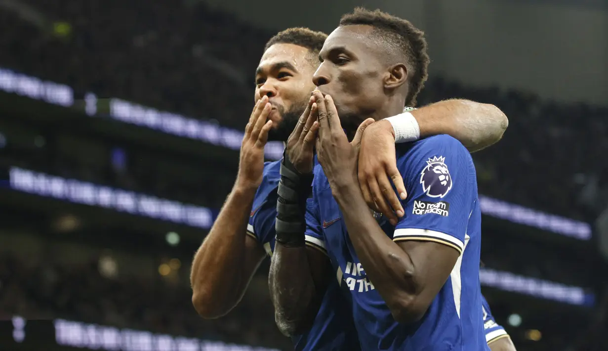 Selebrasi striker Chelsea, Nicolas Jackson (kanan) bersama rekannya, Reece James setelah mencetak gol kedua timnya ke gawang Tottenham Hotspur pada laga lanjutan pekan ke-11 Liga Inggris 2023/2024 di Tottenham Hotspur Stadium, London, Selasa (7/11/2023) dini hari WIB. (AP Photo/David Cliff)