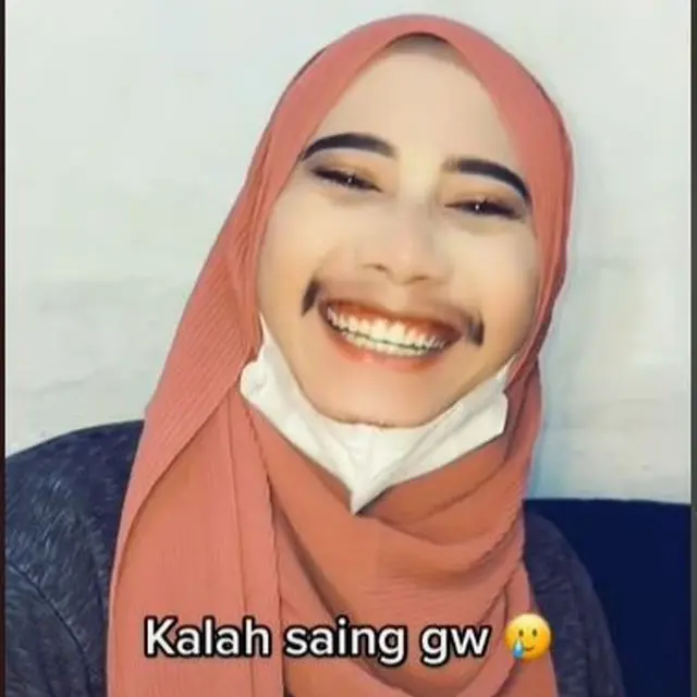 Istri Dandani Suami Pakai Hijab dan Makeup, Hasilnya Bikin Kagum