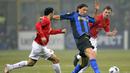 Zlatan Ibrahimovic saat membela Inter Milan melawan Manchester United pada leg pertama babak 16 Besar Liga Champions musim 2008/2009 di Stadion Giuseppe Meazza, Milan, (24/2/2009). Kedua tim bermain imbang 0-0. (AFP/Damien Meyer)