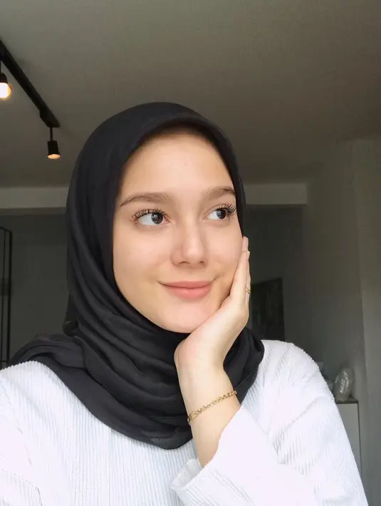 Bahkan, penampilannya dalam beberapa acara dengan hijab dianggap memukau dan membuatnya terlihat seperti boneka hidup, meninggalkan kesan yang mendalam pada warganet. (Liputan6.com/IG/@yxsmine.ow)