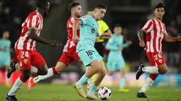 Pemain Barcelona, Fermin Lopez, berusaha melewati pemain Almeria dalam laga jornada 36 La Liga di Power Horse Stadium, Jumat (17/5/2024). (AP Photo/Jose Breton)