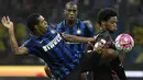 Bek Internazionale, Juan Jesus menjaga penyerang AC Milan, Luiz Adriano pada laga Serie A di Stadion San Siro, Italia, Minggu (13/9/2015). Internazionale berhasil menang 1-0. (AFP Photo/Olivier Morin) 