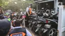 Petugas gabungan yang terdiri dari Satpol PP dan Dinas Perhubungan (Dishub) DKI Jakarta mengangkut motor yang terjaring razia ke atas truk di lokasi Citayam Fashion Week, kawasan Stasiun Dukuh Atas, Sudirman, Selasa (26/7/2022). Dishub DKI Jakarta mengamankan sebanyak 16 sepeda motor yang terpakir secara liar. (Liputan6.com/Faizal Fanani)