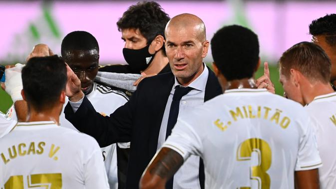 Pelatih Real Madrid, Zinedine Zidane, memberikan arahan kepada pemainnya saat menghadapi Alaves pada laga lanjutan La Liga pekan ke-35 di Stadion Alfredo di Stefano, Sabtu (11/7/2020) dini hari WIB. Real Madrid menang 2-0 atas Alaves. (AFP/Gabriel Bouys)