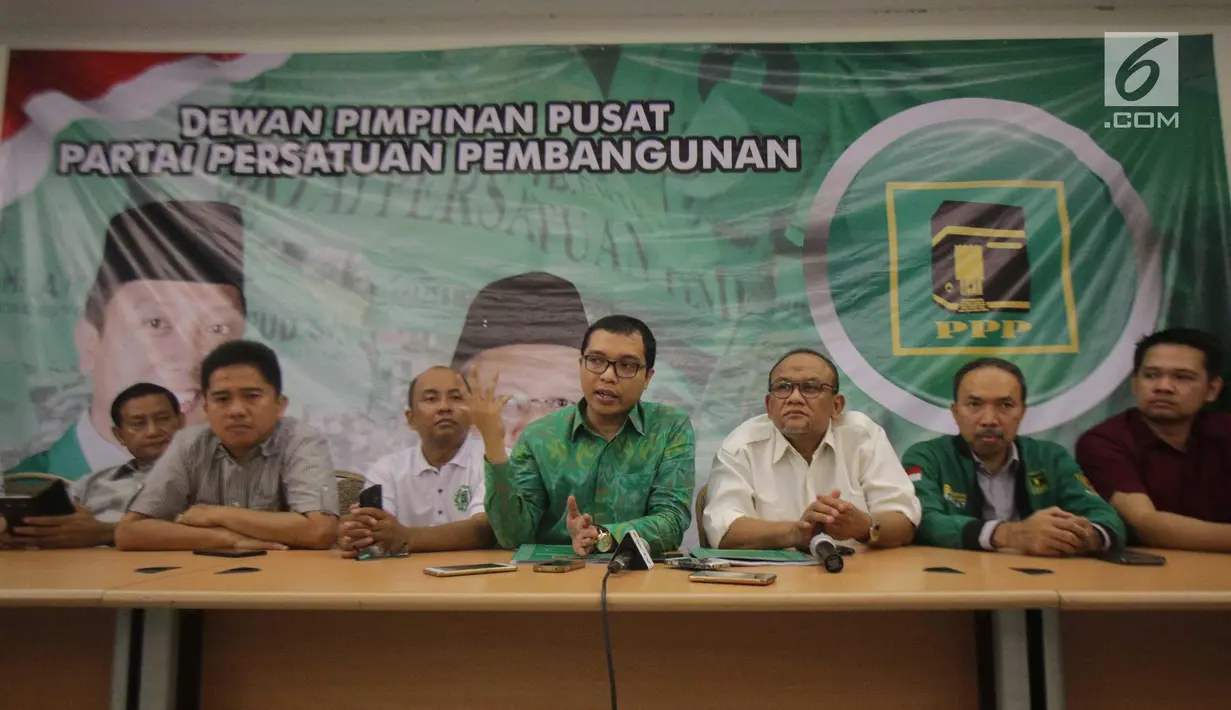 Suasana konferensi pers terkait pendudukan gedung kantor DPP PPP, Jakarta, Selasa (12/12). PPP kubu Romahurmuziy menduduki kantor DPP PPP di Jalan Diponegoro, Setelah MA menolak kasasi PPP kubu Djan Faridz dalam kasasi. (Liputan6.com/Faizal Fanani)