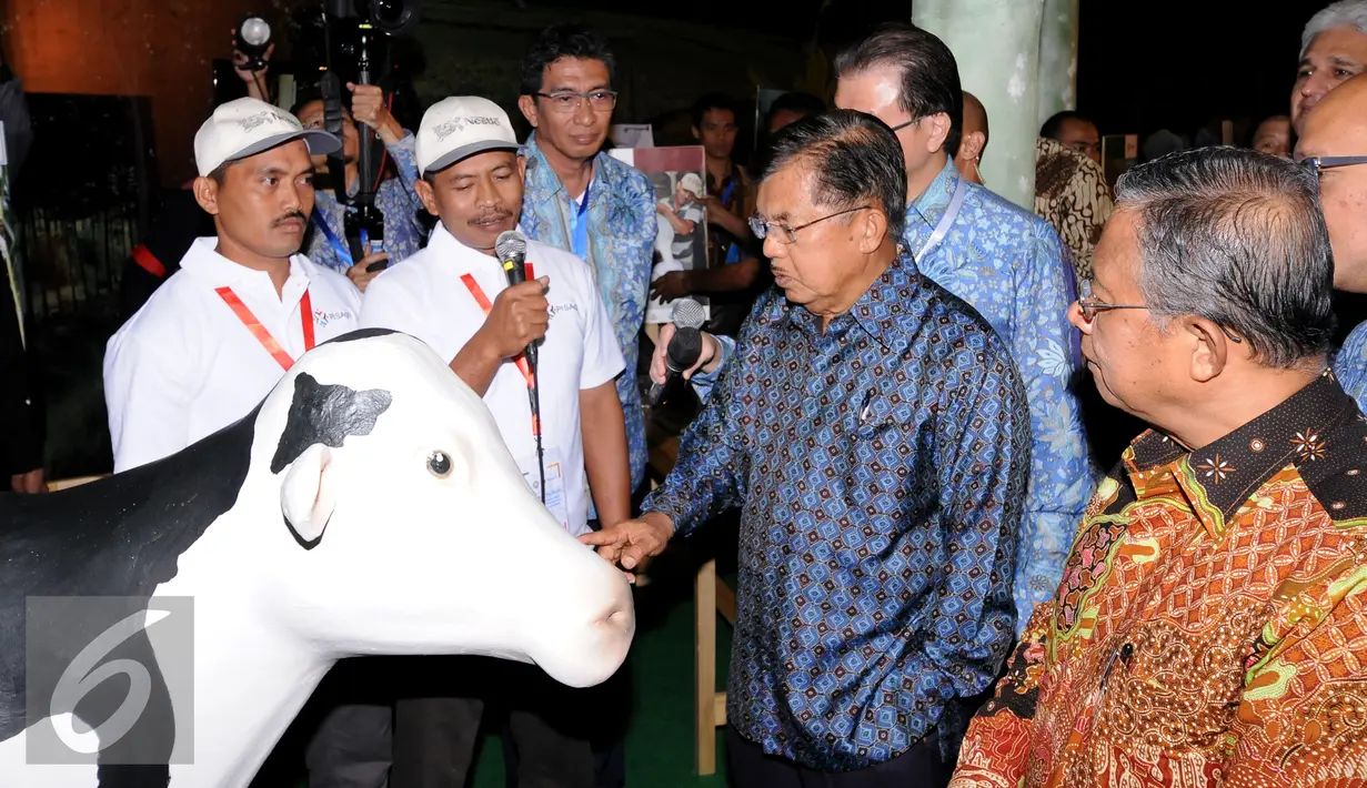 Wakil Presiden Jusuf Kalla bersama Menko Perekonomian Darmin Nasution berbincang dengan perwakilan peternak sapi perah usai menghadiri pembukaan pertemuan khusus Pisagro, Kadin, ISEI diJakarta, Senin (23/5/2016). (Liputan6.com/Helmi Fithriansyah)