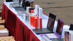 Petugas merapikan barang bukti produk elektronik ilegal saat konferensi pers di Kantor Pusat Bea Cukai, Jakarta, Selasa (30/4/2019). Dirjen Bea dan Cukai Kemkeu menyita produk elektronik ilegal dalam dua kali penindakan selama April 2019. (Liputan6.com/Angga Yuniar)