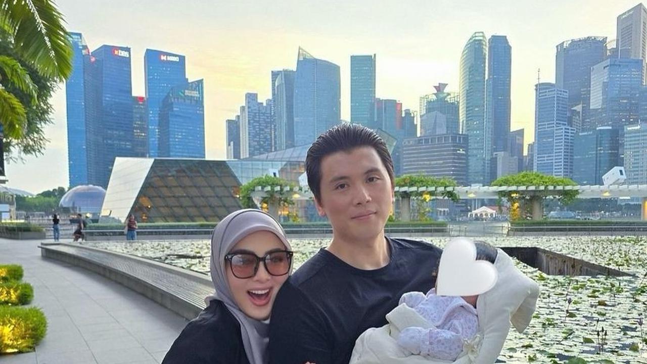 8 Potret Syahrini Rayakan Usia Putrinya yang Sudah Masuki Bulan ke-3 dengan Jalan-Jalan, Kini Tenteng Buku Parenting Tebal Kemana-Mana