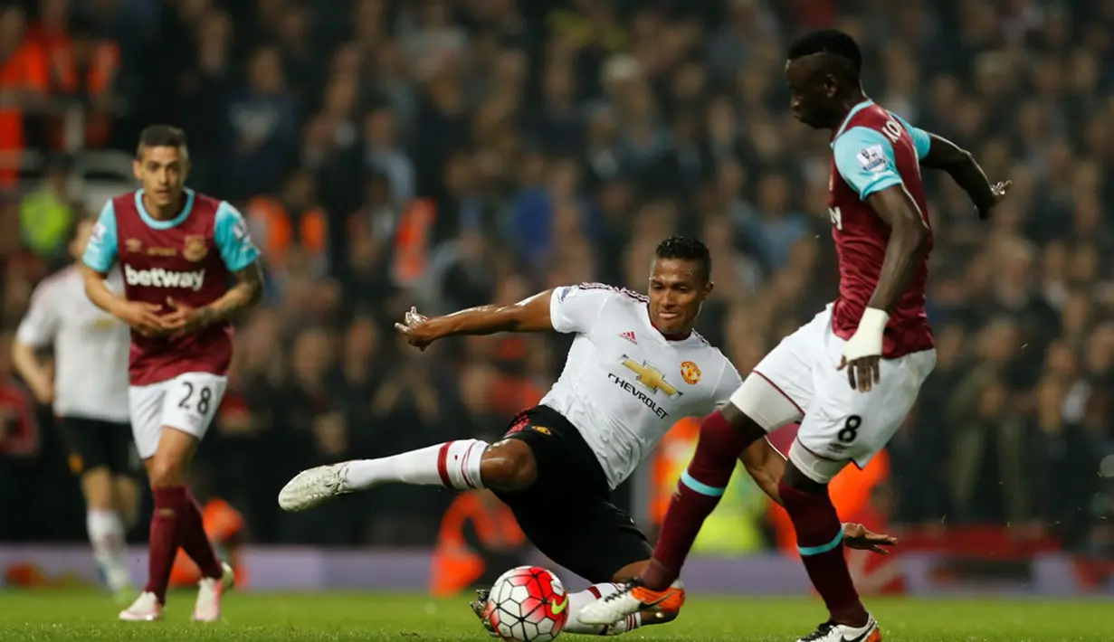 Perebutan bola antara pemain MU melawan pemain West Ham United dalam laga Premier League di Boleyn Ground, Rabu (11/5/2016) dini hari WIB. (Action Images via Reuters/John Sibley)