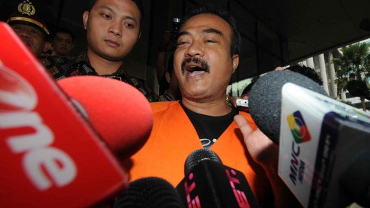 Diperiksa lagi, tersangka penyuap Dewie Yasin pasang muka nyengir