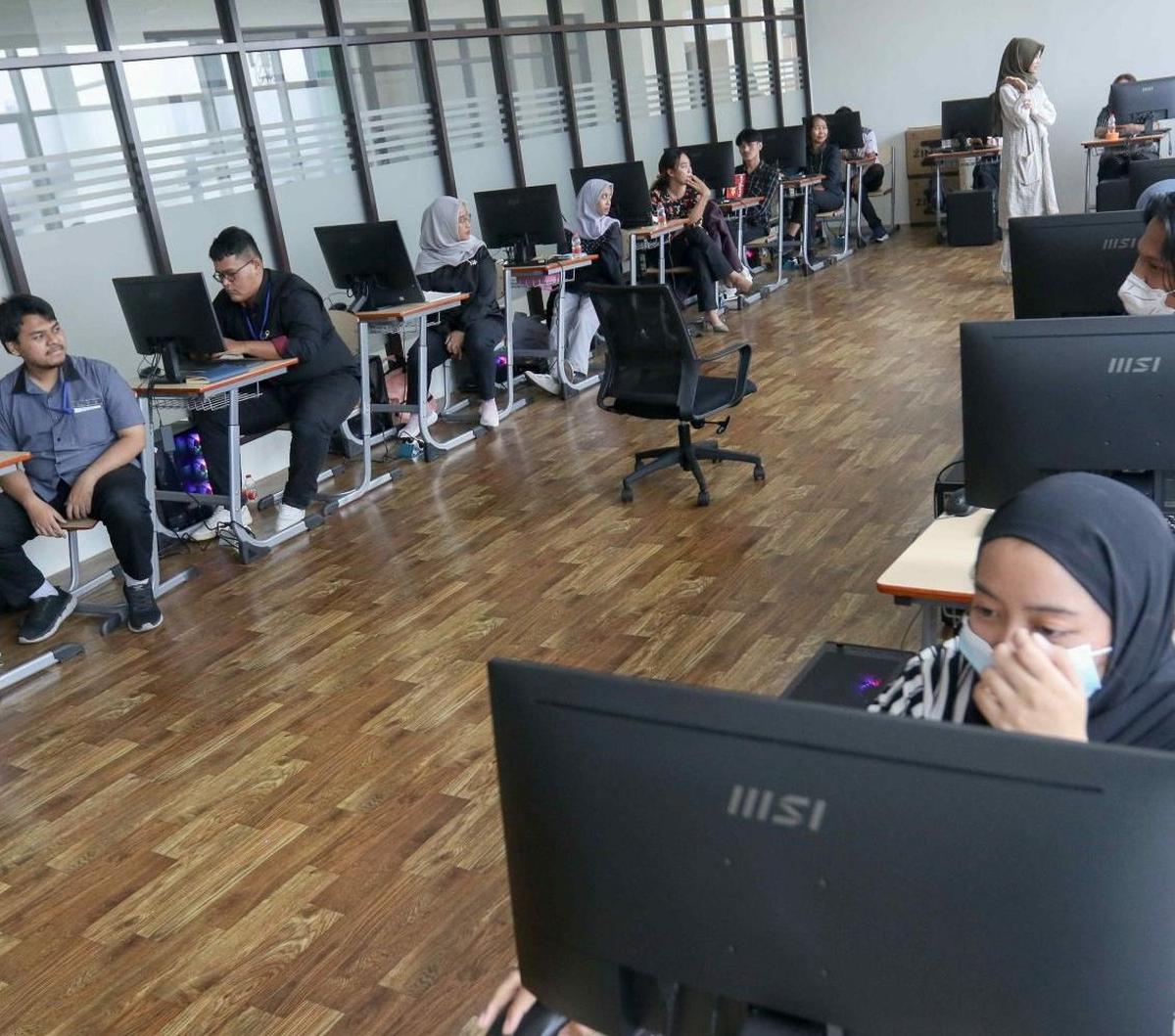 Peserta mengikuti program pelatihan skill atau kemampuan yang mereka miliki di Pusat Pelatihan Kerja Daerah (PPKD) Jakarta Pusat, Selasa (7/5/2024). Foto: Liputan6.com / Herman Zakharia<br>