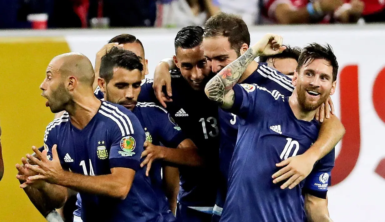Para pemain Argentina merayakan kemenangan atas Amerika Serikat pada laga semifinal Copa America Centenario 2016 di Stadion NRG, Houston,Texas, Rabu (22/6/2016) WIB. (Mandatory Credit: Kevin Jairaj-USA TODAY Sports)