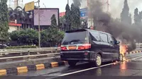 Alphard terbakar. (TMCPoldaMetro)