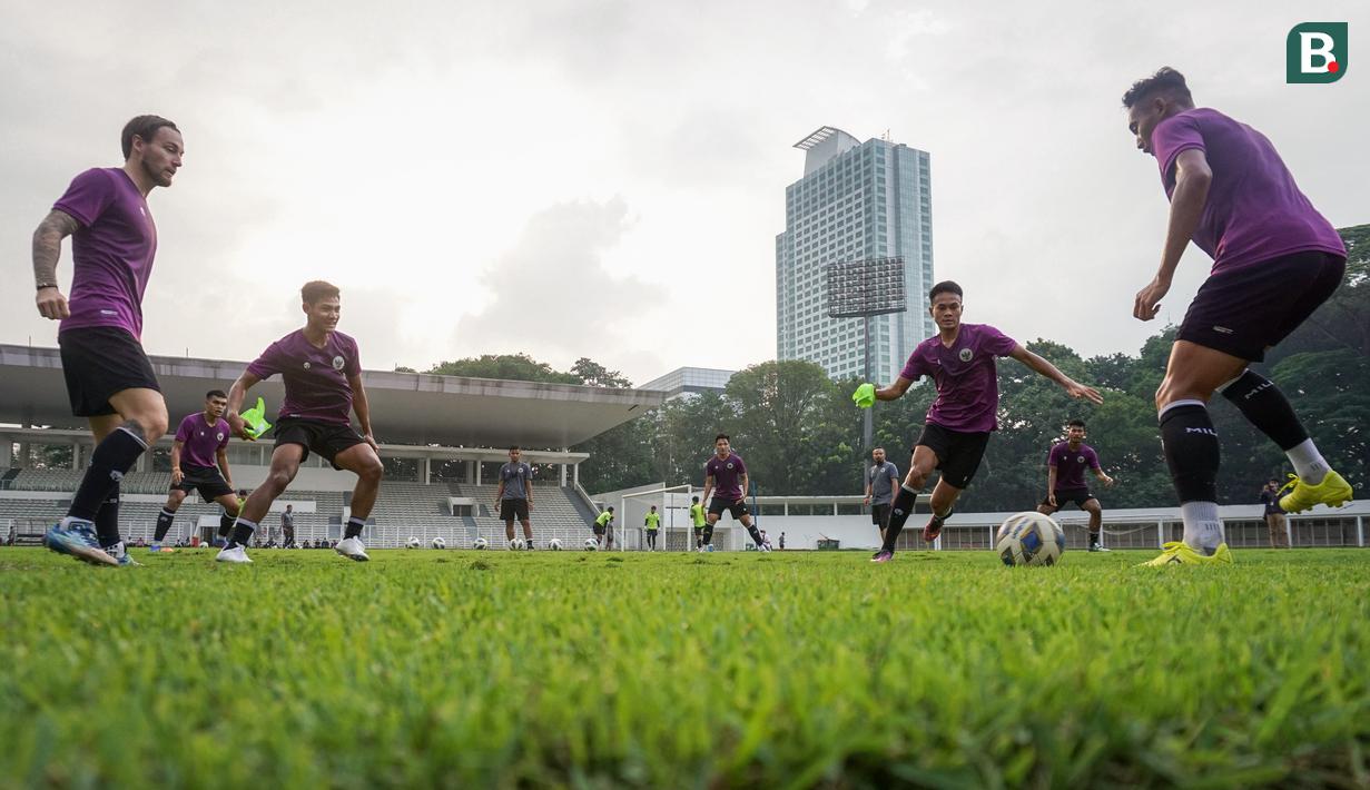 Pemain Timnas Indonesia U-23 melakukan latihan untuk persiapan SEA Games 2021 di Stadion Madya, Senayan, Jakarta, Selasa (12/04/2022) sore WIB. Skuat Garuda Muda rencananya akan berlaga di Hanoi pada 6-22 Mei 2022. (Bola.com/Bagaskara Lazuardi)