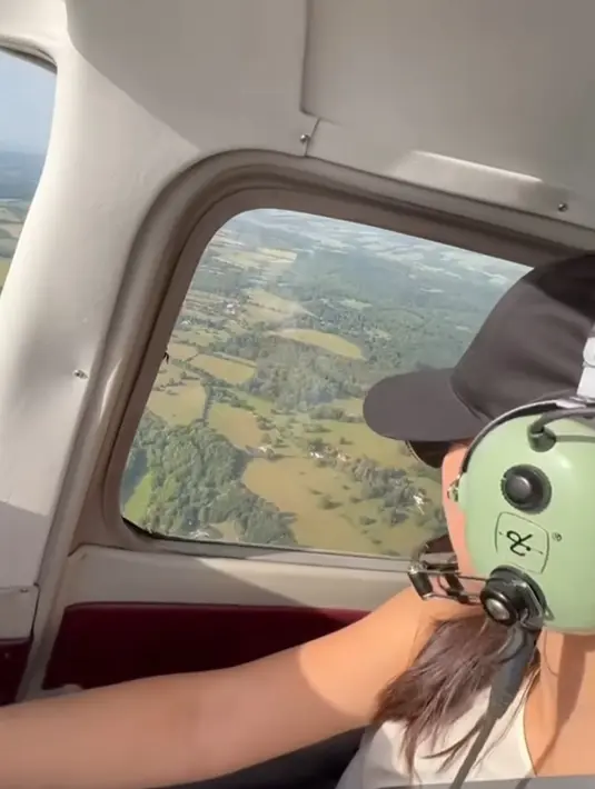 Raline Shah juga terlihat menikmati momen tersebut dengan penuh keseriusan. Kokpit pesawat tempatnya duduk dipenuhi alat navigasi canggih, menambah kesan profesional. Meski sedang liburan, ia tetap menunjukkan dedikasinya dalam mengeksplorasi kemampuan baru. (Liputan6.com/IG/@ralineshah)