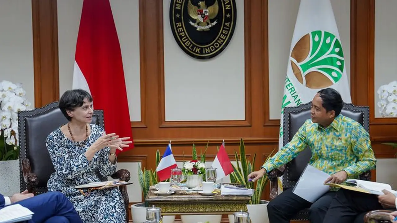Menhut Raja Juli Antoni Bersama CEO CIRAD Elisabeth